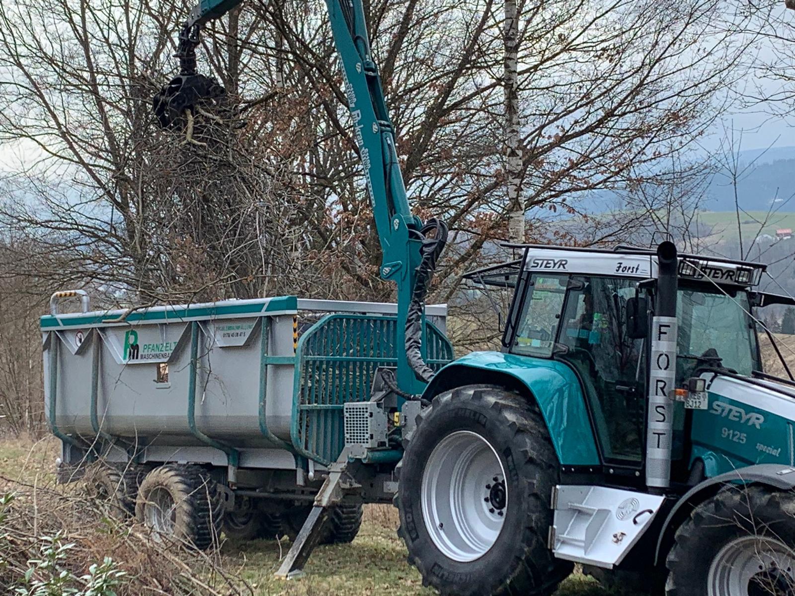 Sturmschadenbeseitigung mit Forsttraktor