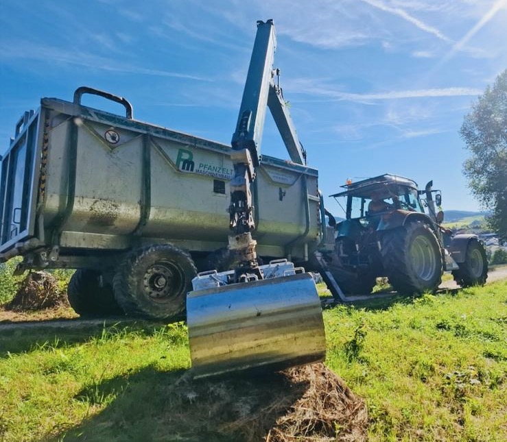 Baufeldräumung mit Traktor und Greifer