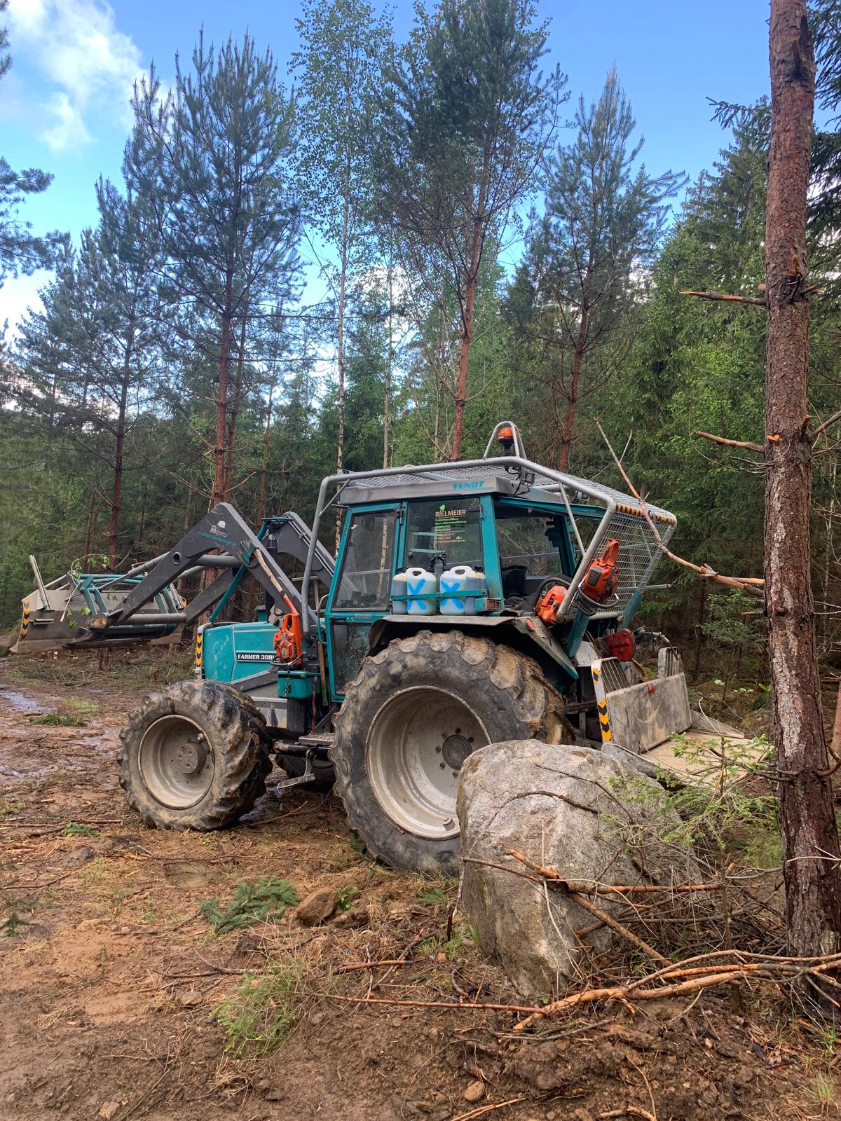 Forsttraktor von Bielmeier im Einsatz